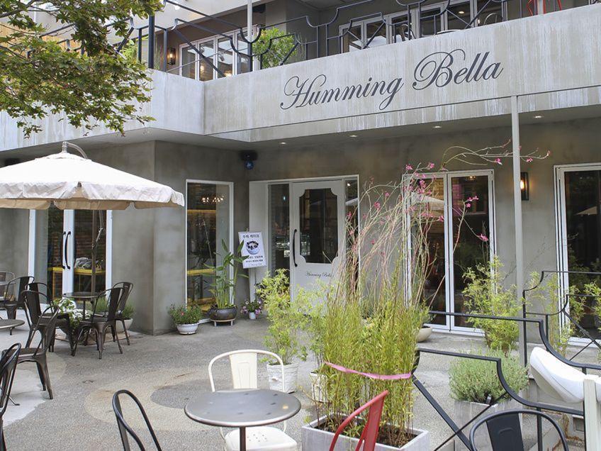 合井Humming Bella咖啡廳的外觀，擁有寬敞的戶外座位區，營造悠閒放鬆的氛圍。